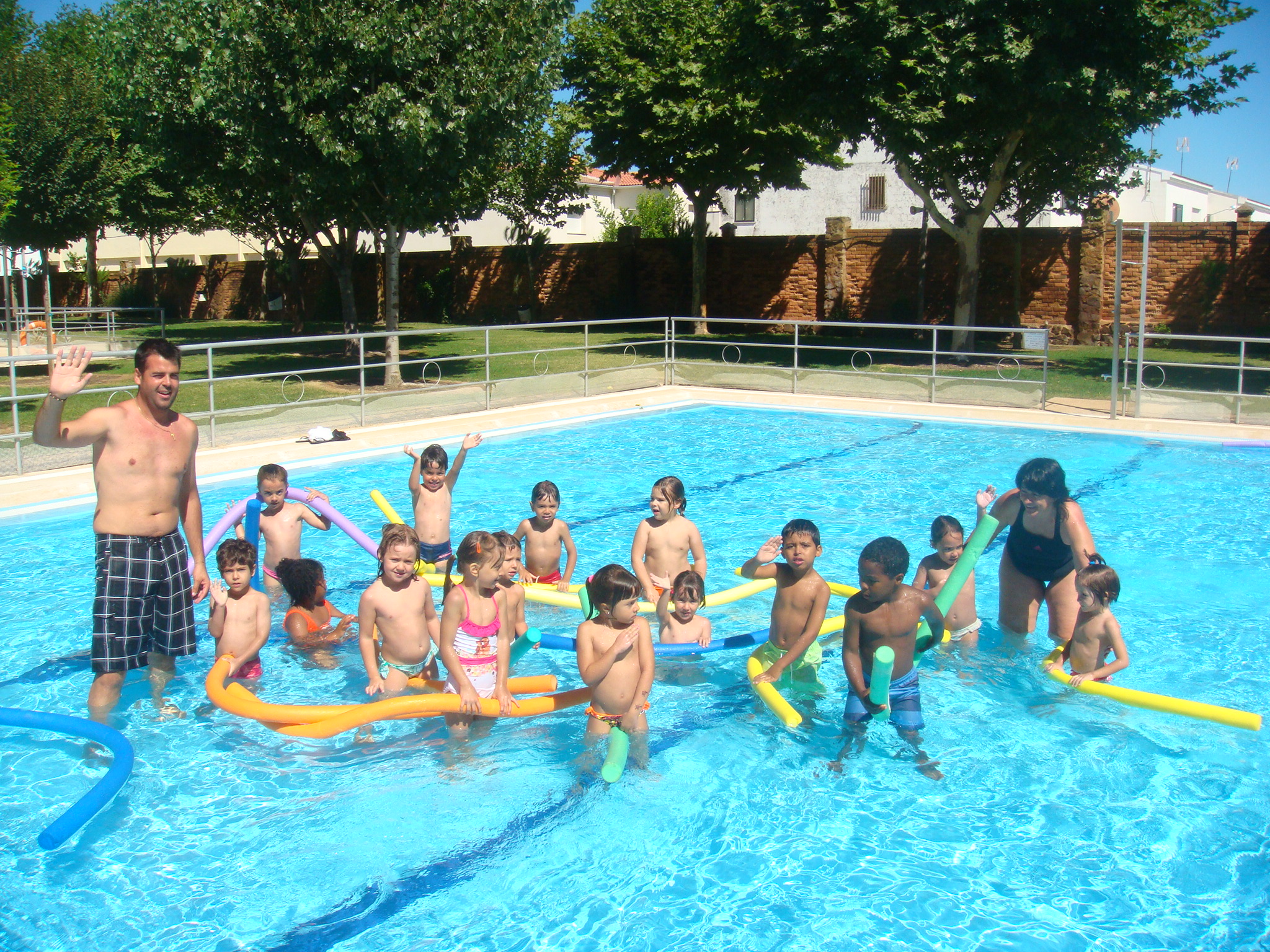 Los cursos de natación comienzan con más de una veintena de niños