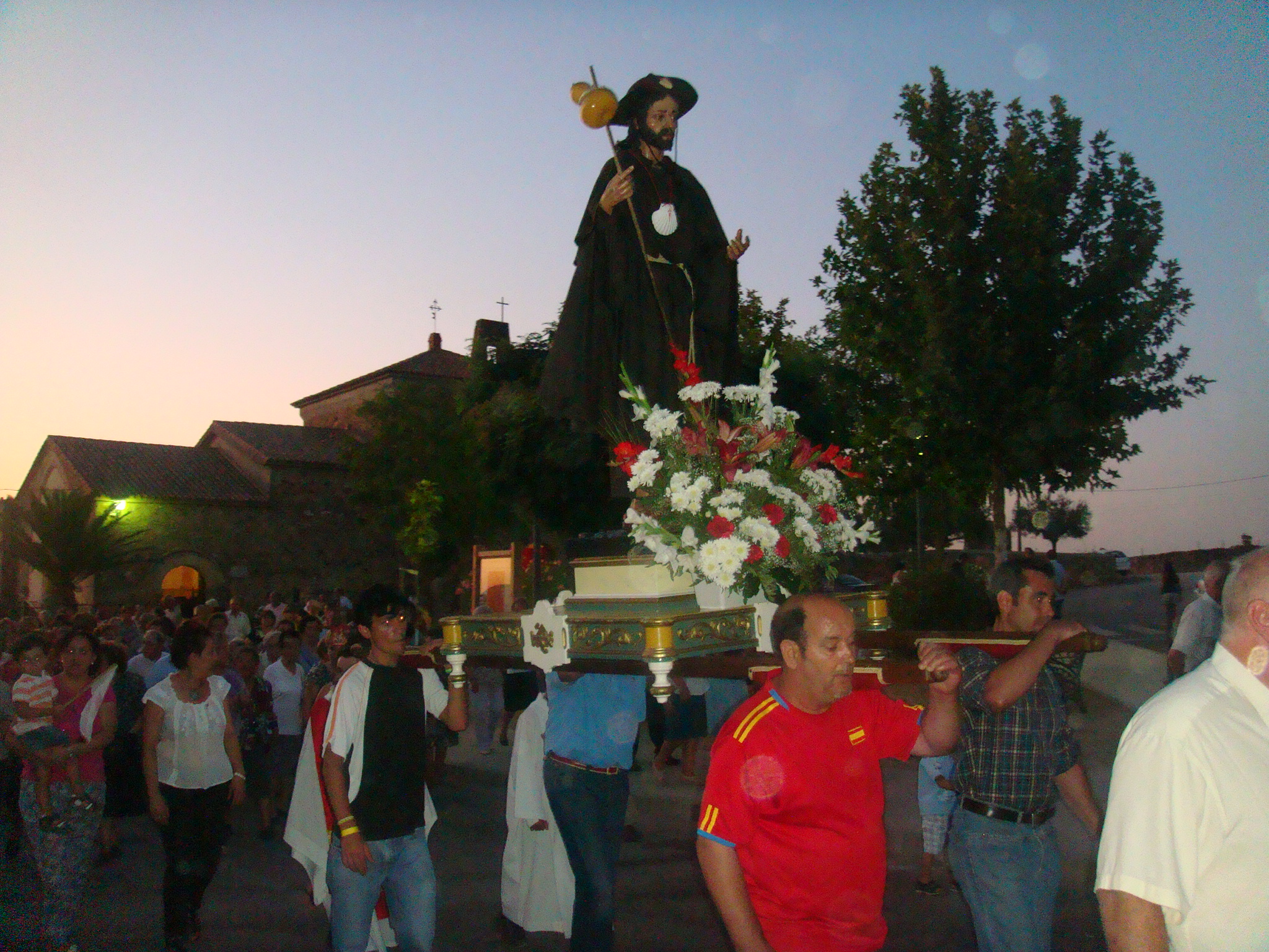Santiago peregrino salió en procesión arropado por centenares de devotos