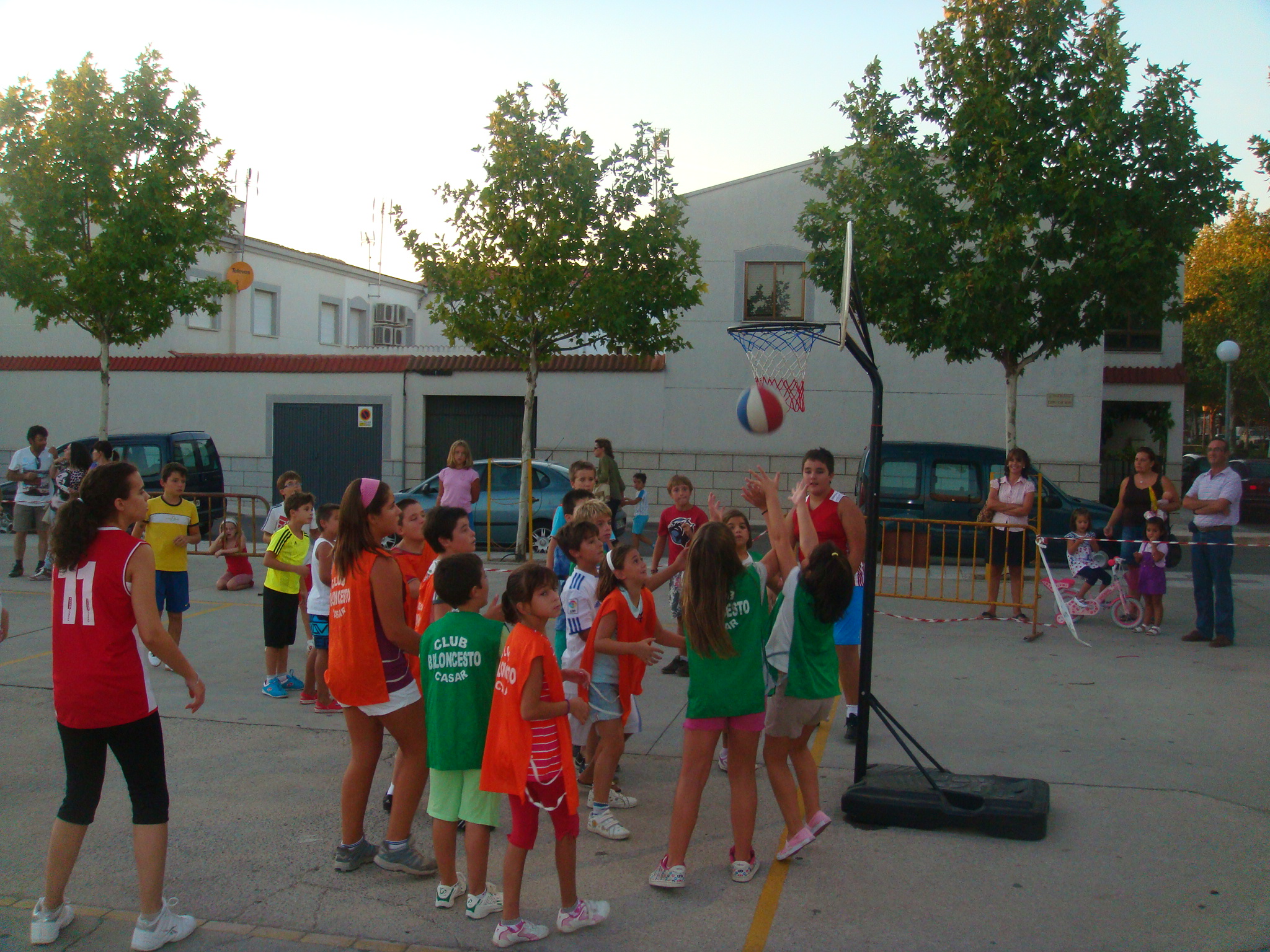 El Día del baloncesto capta niños para crear una escuela a partir de octubre