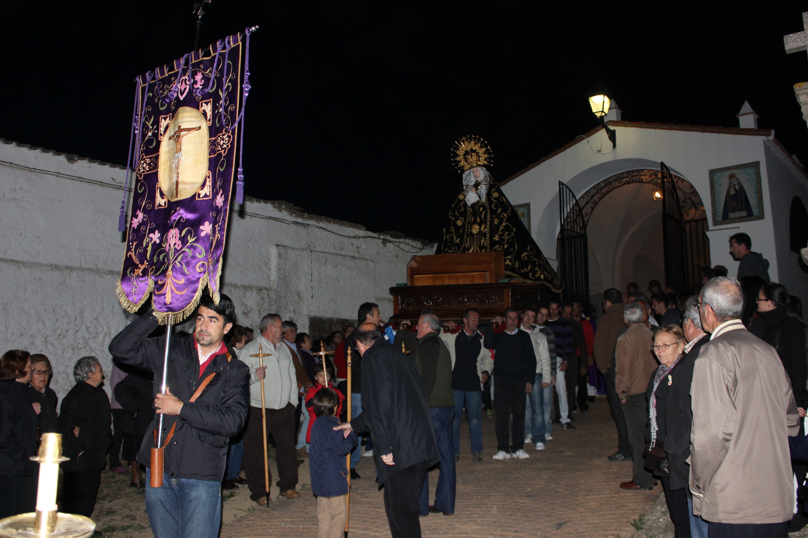 Los casareños trasladan a La Soledad hasta la parroquia de La Asunción